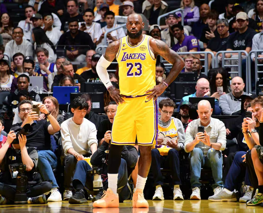 开云体育-小里绝平+东契奇加时准绝杀！41岁詹皇甘当绿叶 倒地飞扑令人泪目